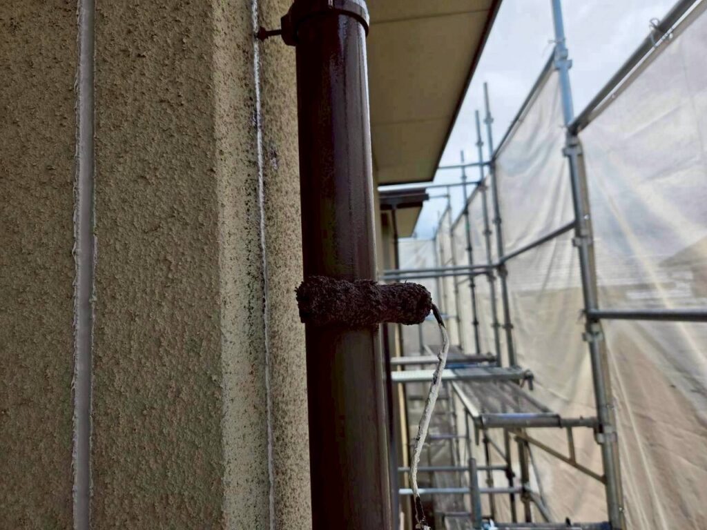 最後に雨樋の塗装を行いました。<br />
<br />
雨樋は屋外に設置されているため、日々の紫外線や風雨の影響を受ける部分です。外壁とあわせて塗装することで、塗り替え後の住宅全体に統一感を持たせ、外観を整えました。